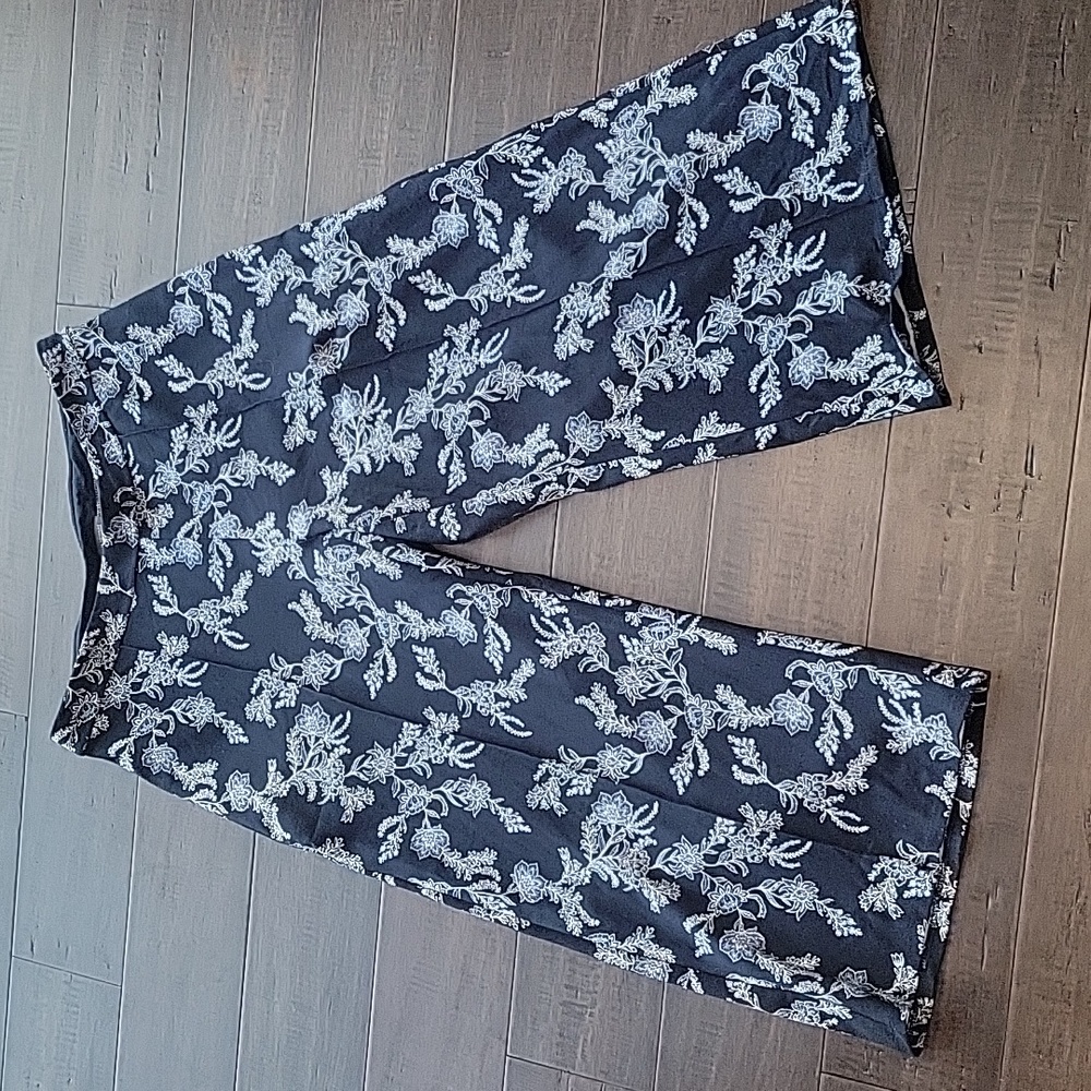 J Jill Cropped pant navy blue floral